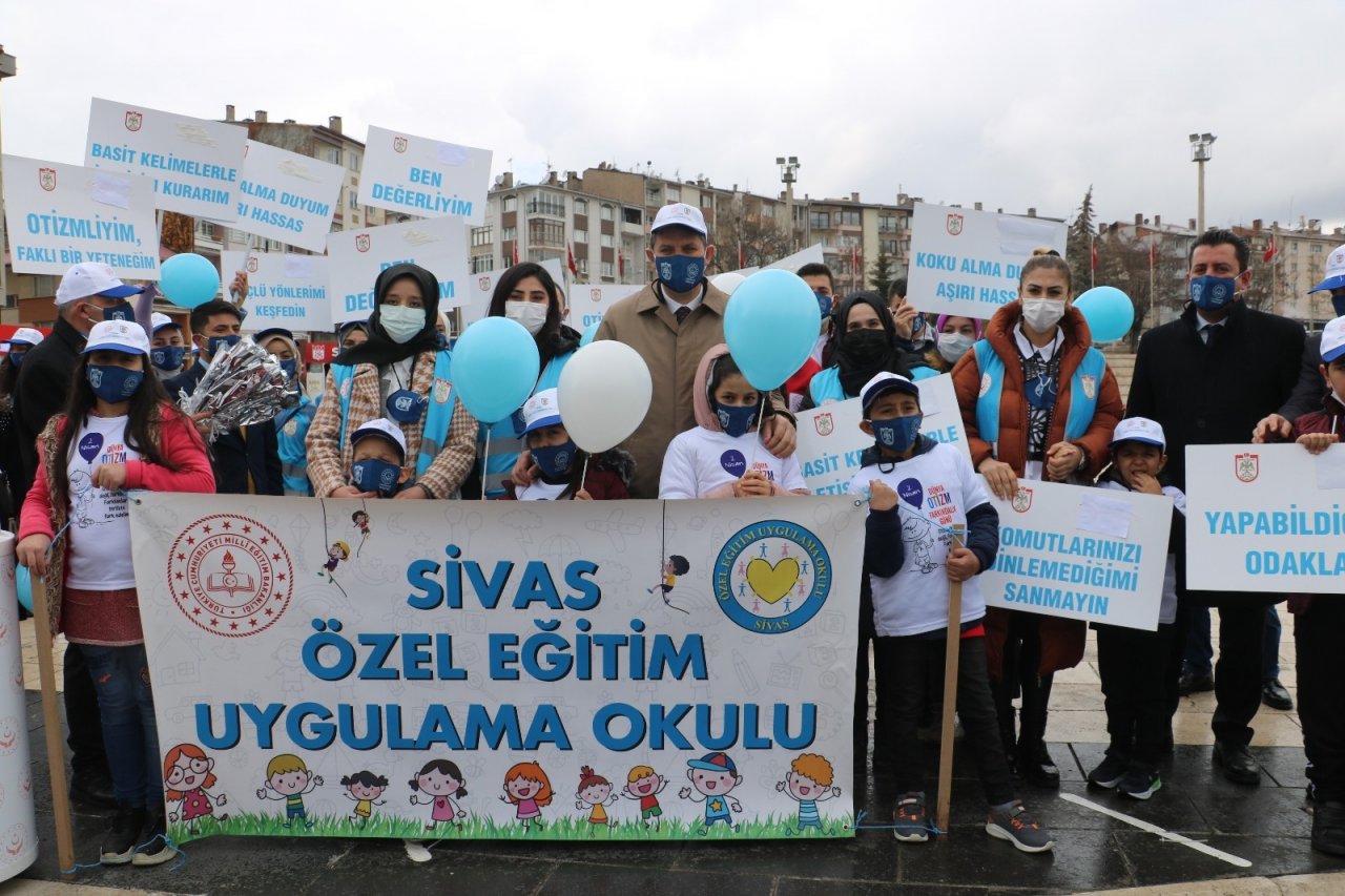 Sivas’ta 2 Nisan Dünya Otizm Farkındalık Günü Dolayısıyla Kurulan Standı Vali Salih Ayhan Ziyaret Etti