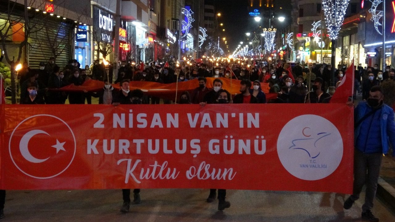 Van’ın Kurtuluş Yıl Dönümünde Fener Alayı Düzenlendi