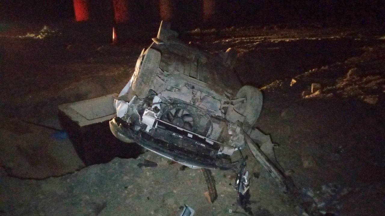 Yanlışlıkla Otoyol İnşaatına Giren Araç Kum Öbeğine Çarparak Taklalar Attı: 2 Yaralı