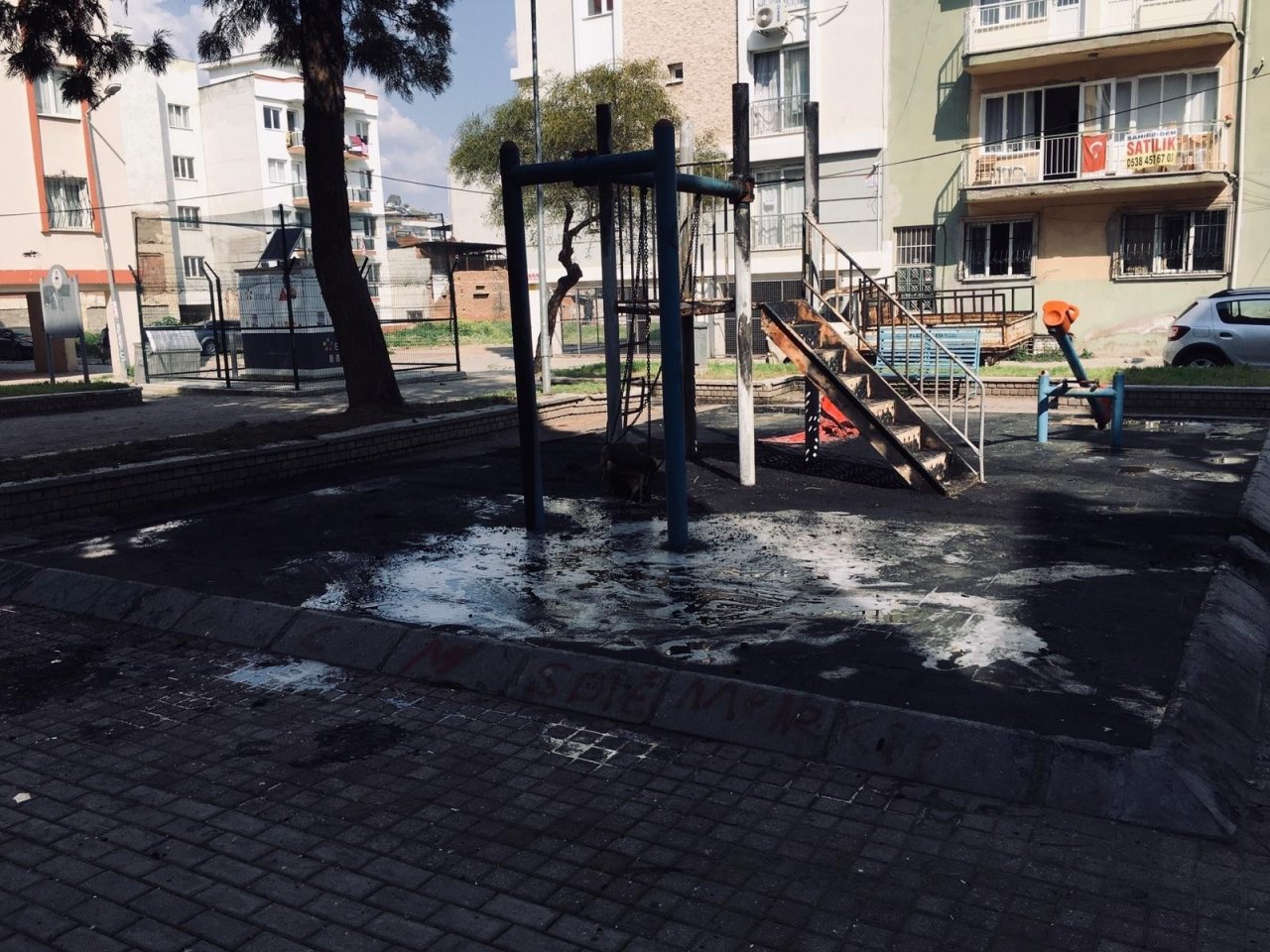 İ̇çerisinde Doğal Gaz Trafosu Bulunan Parkta Çıkan Yangın Panikletti