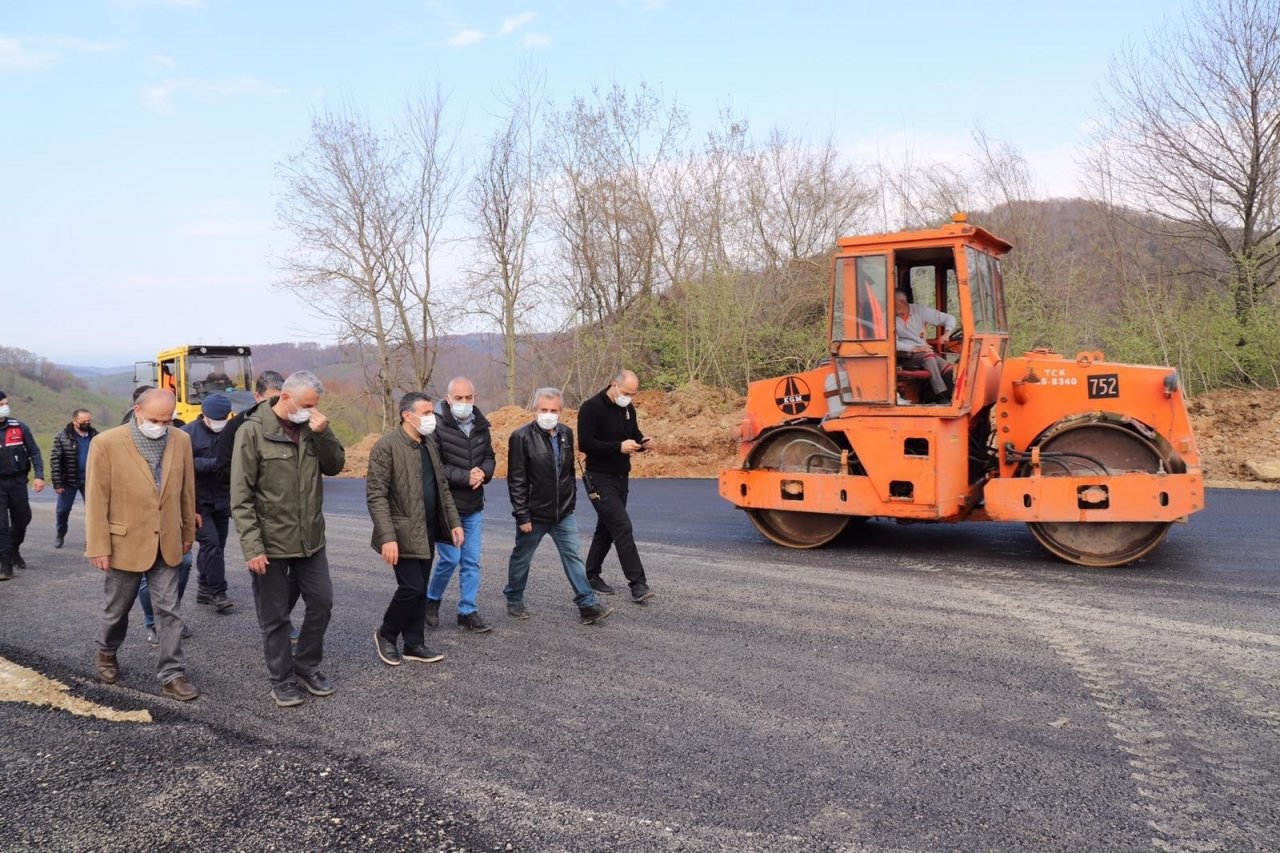 Heyelan Olan Yolda Asfaltlama Devam Ediyor