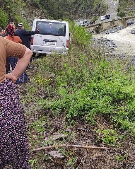 Dereye Devrilmekte Olan Minibüs, Vatandaşların Yardımlarıyla Kurtarıldı