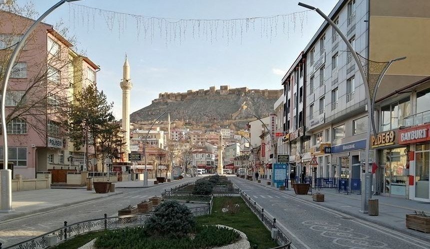 Kırmızıya Dönen Bayburt’ta Sokaklar Boş Kaldı