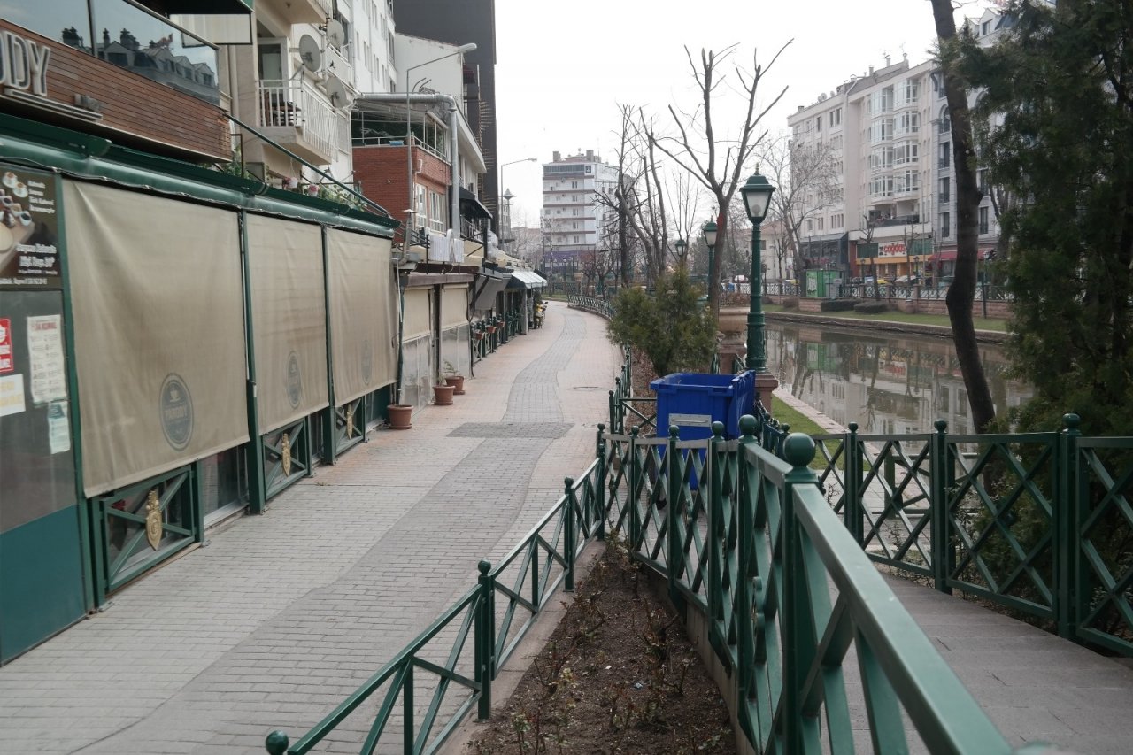 Kızaran Eskişehir’in Caddelerinde Hafta Sonu Sessizliği