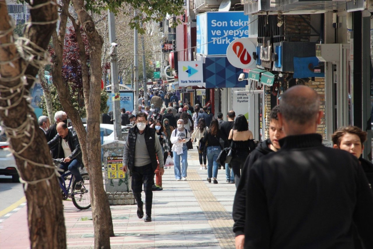 Manisa’da Hafta Sonu Tedirgin Eden Kalabalık
