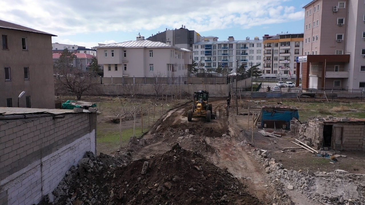 İ̇pekyolu Belediyesi’nden Yeni Yol Açma Atağı