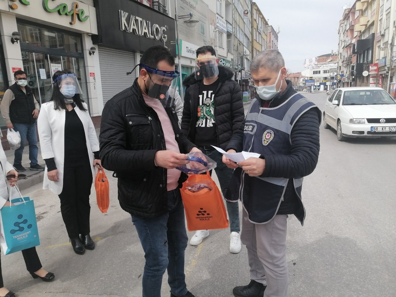 Aksaray’da Emniyet Ve Sağlık Personeline Siperlik Dağıtıldı