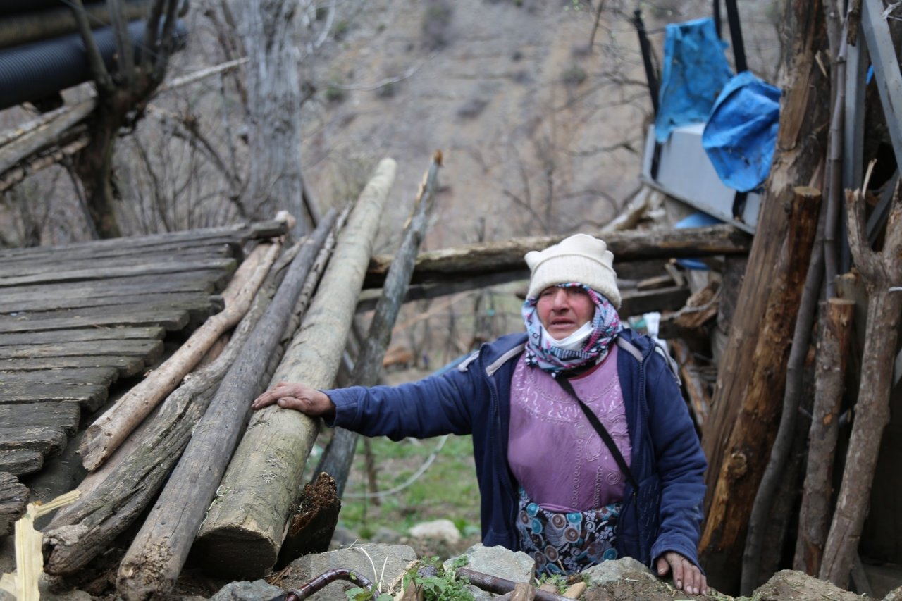 Artvin Ortaköy’de Evi Yanan Yaşlı Kadın "ben Nerede Kalacağım" Demişti, Vali Yardımcısı Aileyi Ziyaret Etti