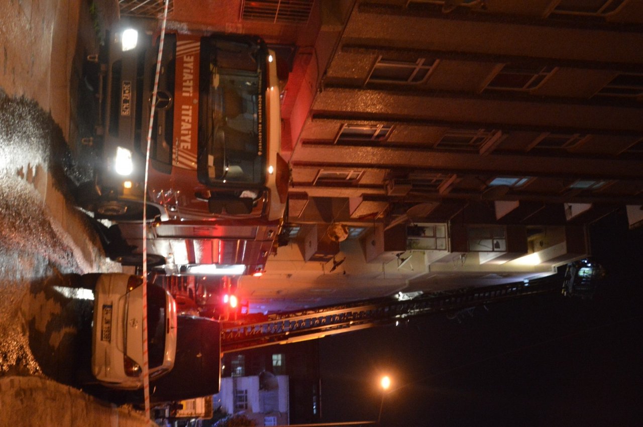 Mangal Keyfi Kötü Bitti...çatı Katında Çıkan Yangın Geceyi Aydınlattı
