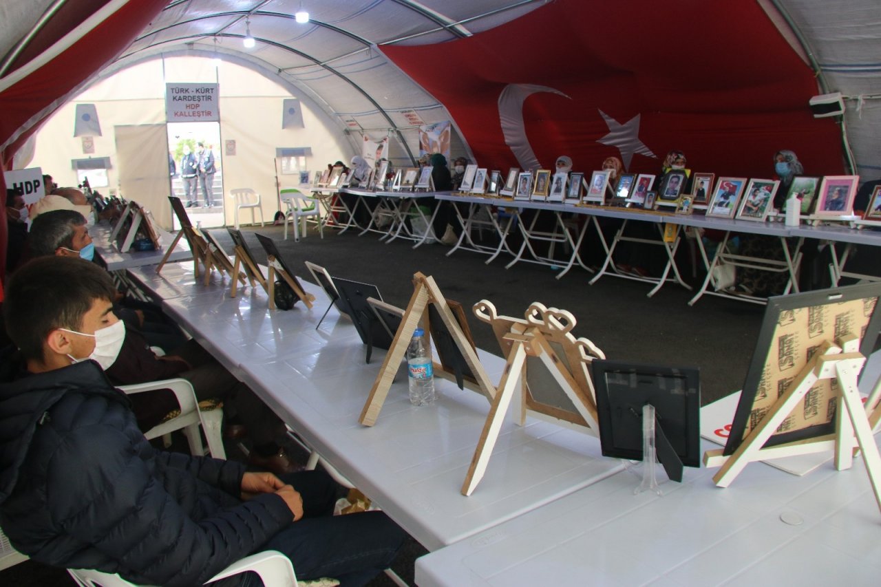 Hdp Önündeki Acılı Baba Begdaş: "evlatlarımız Gelene Kadar Biz Buradan Kalkmayacağız. Doğru Adresteyiz"