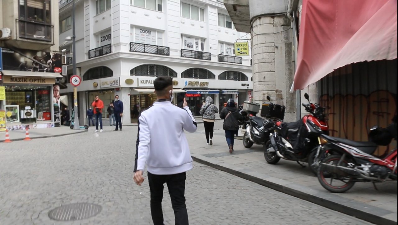 İ̇stanbul’un Göbeğinde Dilenci Kadınlarla Gencin “taciz” Kovalamacası Kamerada