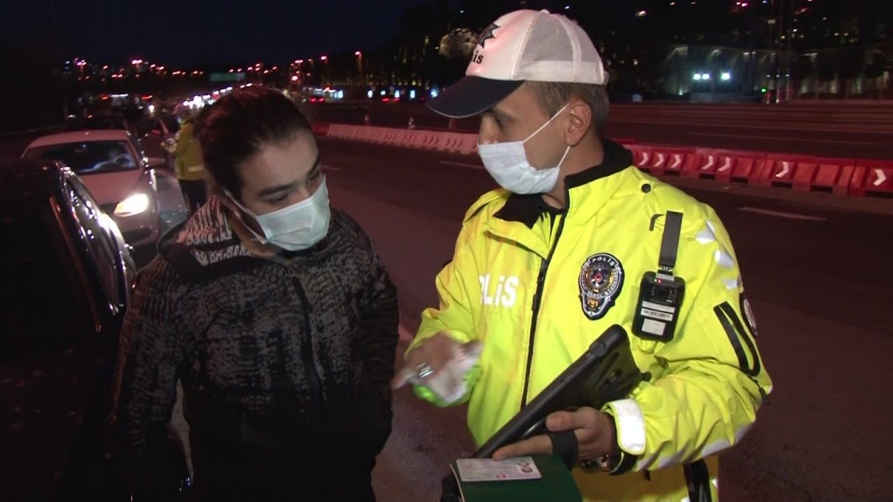 İ̇stanbul’da Kuralları İhlal Eden Turiste Cezai İşlem Uygulayan Polisin İ̇ngilizcesi Tercümanlara Taş Çıkarttı