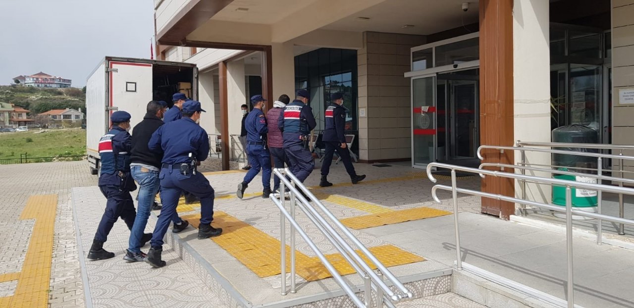 İ̇zmir’de Kaçak Göçmen Operasyonunda 3 Tutuklama