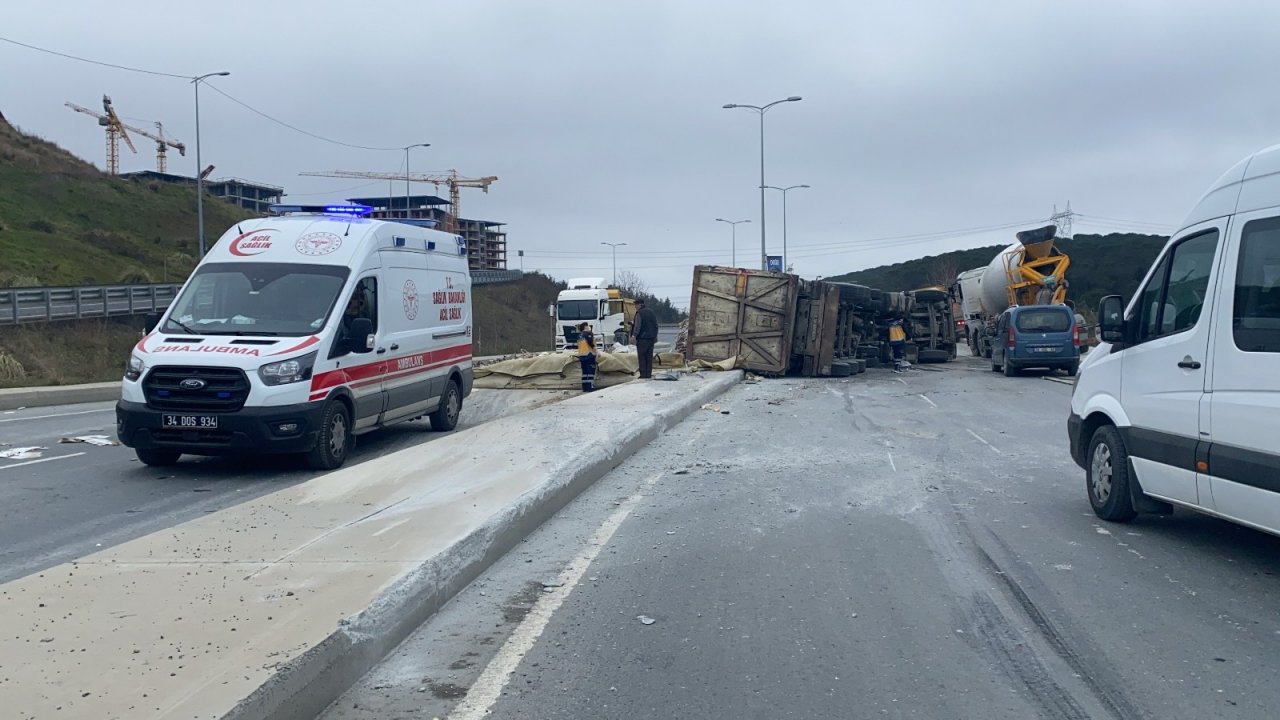Kağıthane’de Hafriyat Yüklü Kamyon Devrildi, Molozlar Yola Saçıldı
