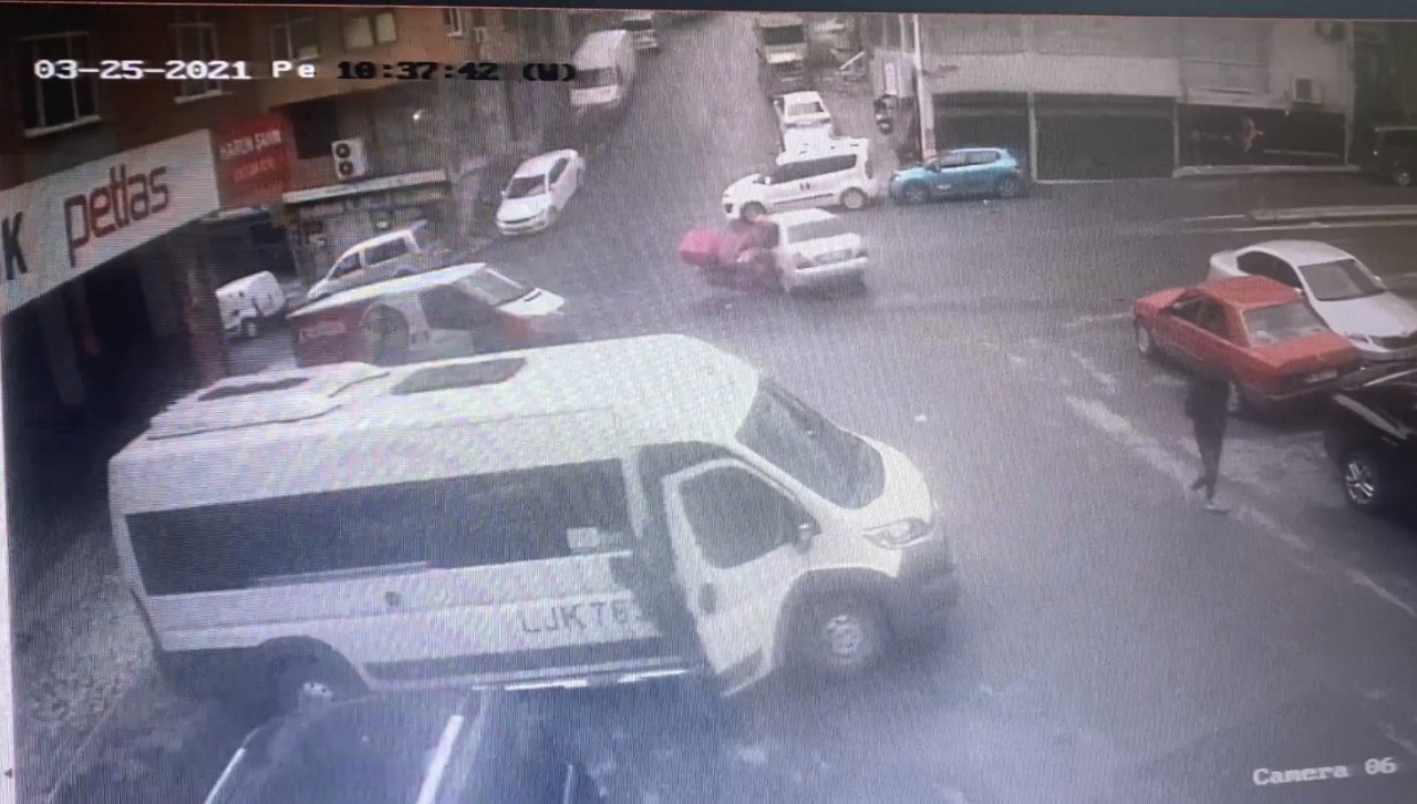 İ̇stanbul’da Motosikletli Kuryenin Yaşadığı Kaza Kamerada