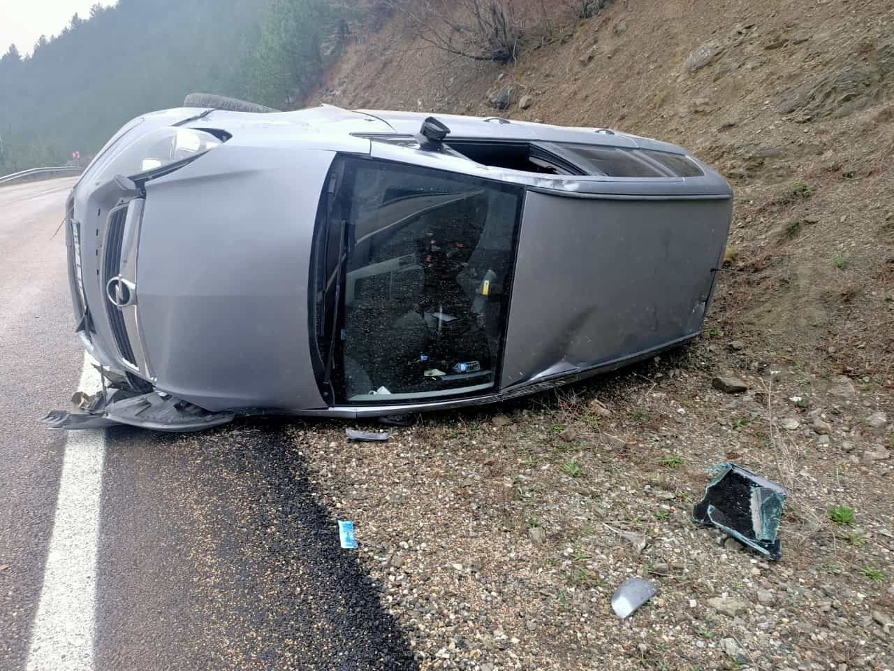 Yoldan Çıkan Otomobil Devrildi