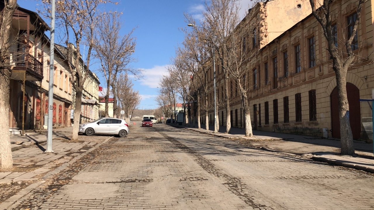 Kars’ta Caddeler Sessizliğe Büründü