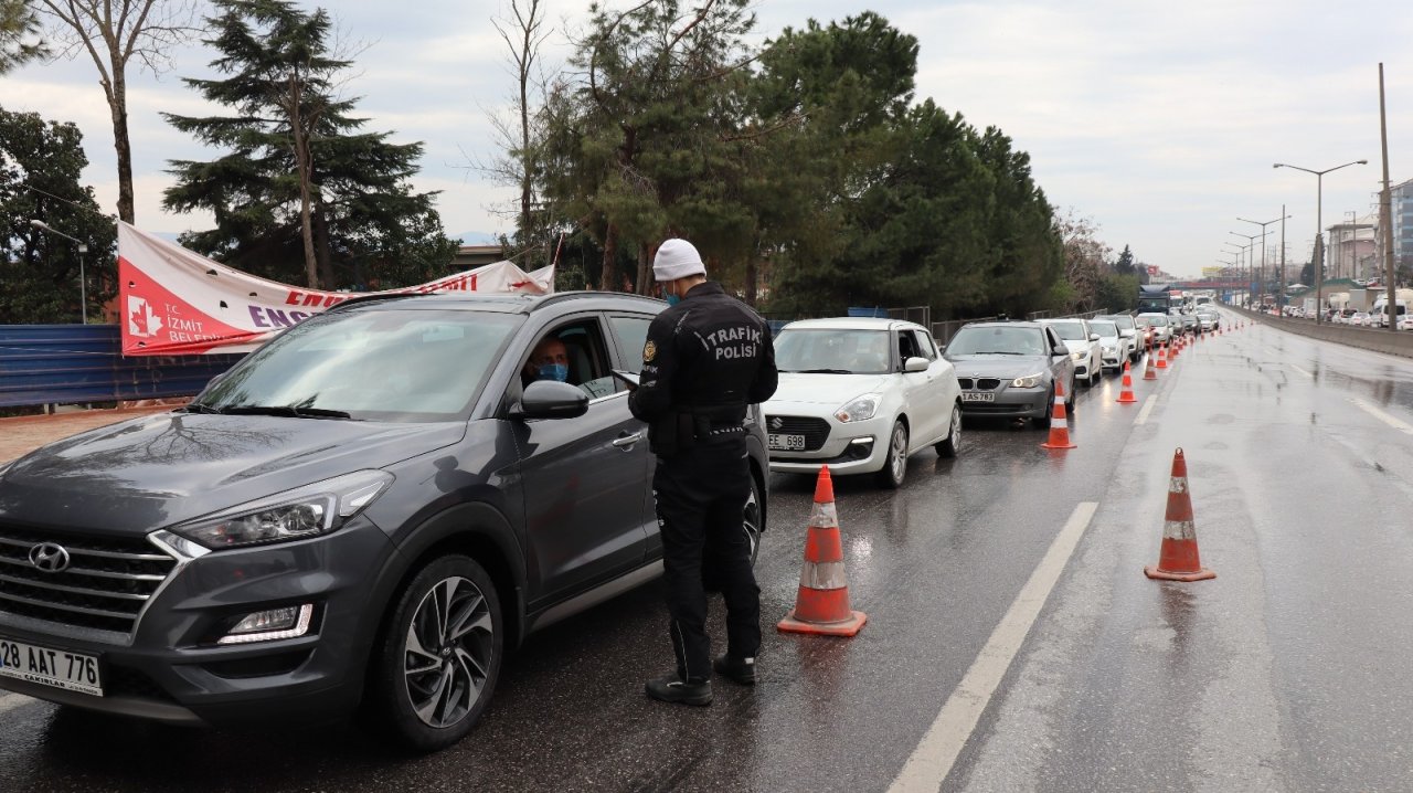 D100’de Korona Virüs Denetimi, Uzun Araç Kuyruğu Oluşturdu