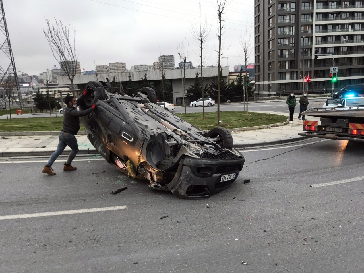 Küçükçekmece’de Bir Araç Takla Attı, Sürücü Ve Yolcu Kaza Yerinden Kaçtı