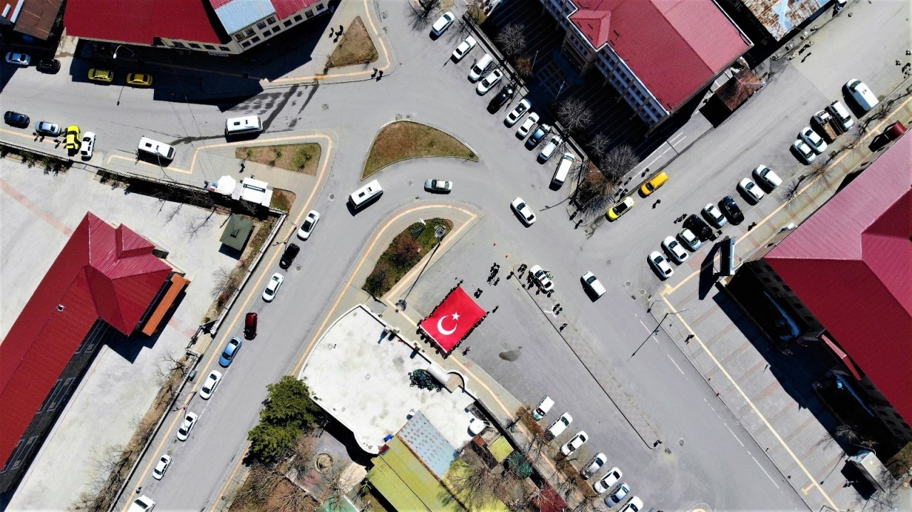 103 Amiralin Bildirisine Türk Bayraklı Tepki