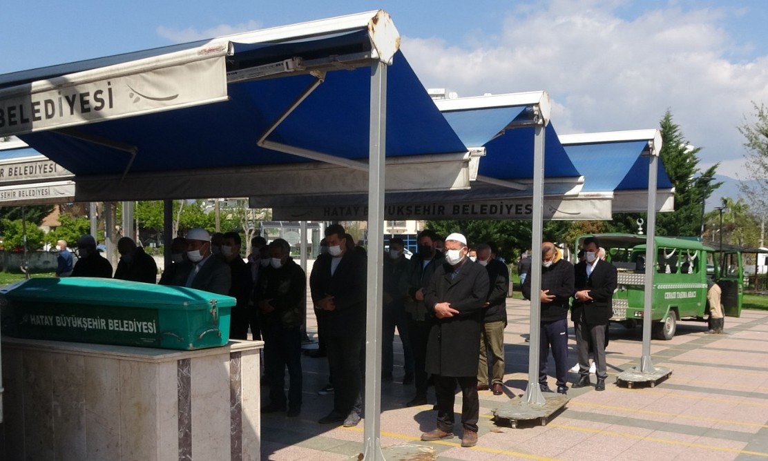 İ̇stanbul’daki Evinde Ölü Bulunan Şükriye Toprağa Verildi