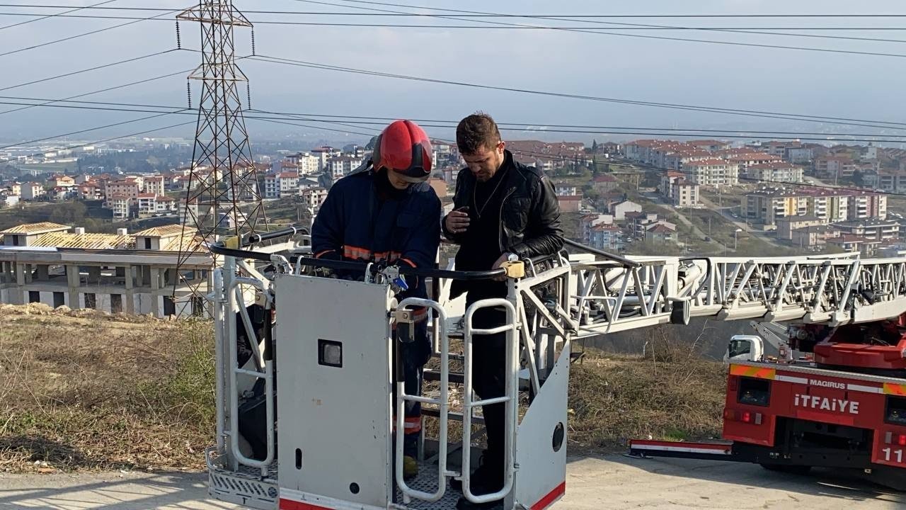 3 Katlı Binanın En Üst Katında Yangın Çıktı, Dışarı Çıkamayan Aile Çatıdan Kurtarıldı