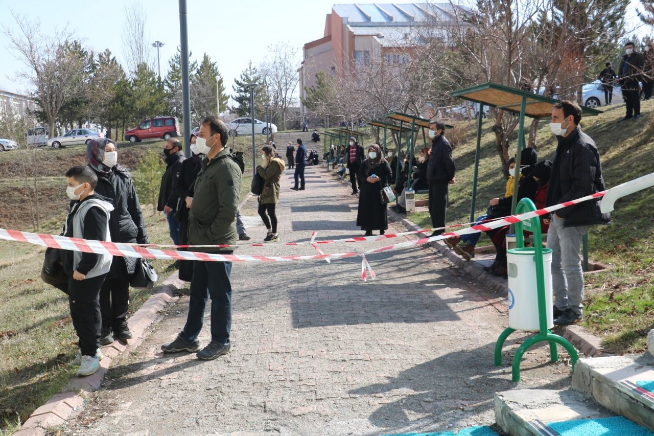 Sivas’ta Msü Sınavı Heyecanı Yaşandı, Kimliğini Düşüren Adayın İmdadına Polis Yetişti
