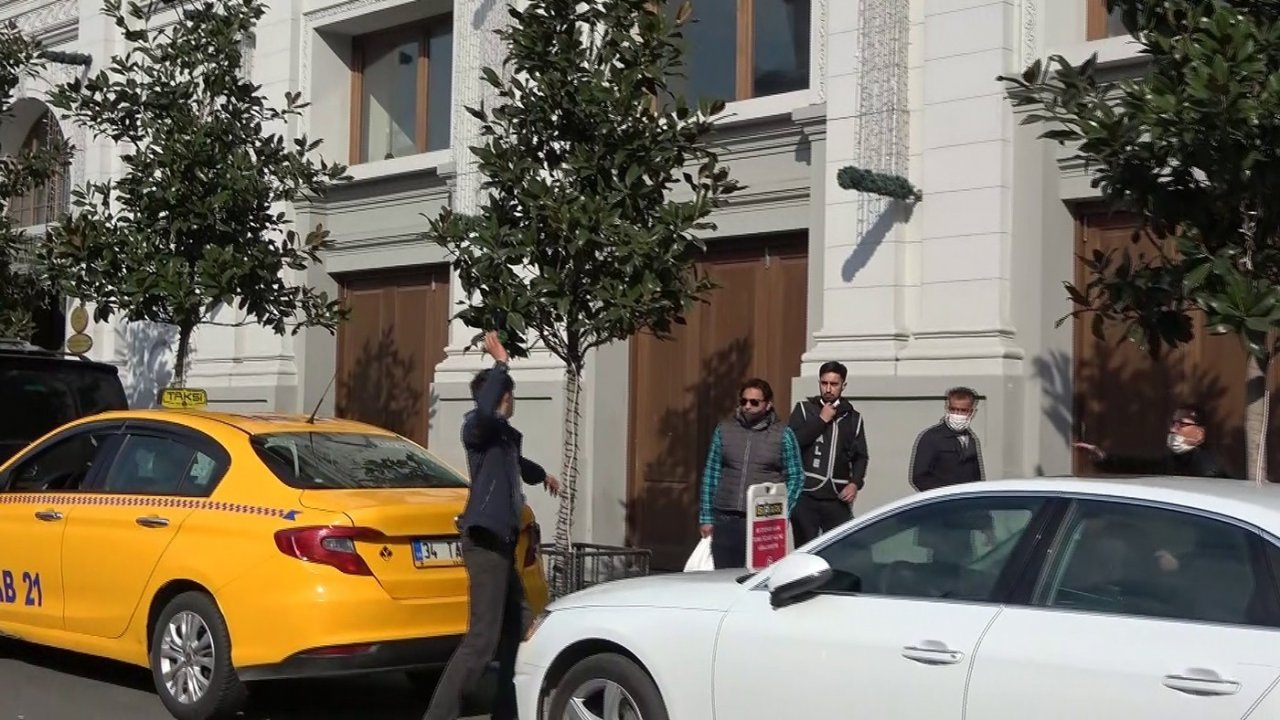 Taksim’de Valelerle Sokakta Kalan Gencin Kavgası Kamerada