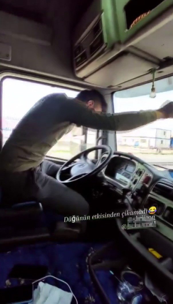 Tır Şoförü Direksiyonu Bıraktı, Ayağa Kalkıp Oyun Oynadı