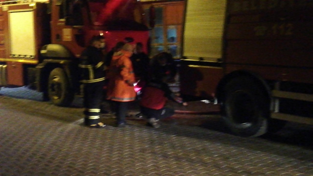 Gece Saatlerinde 2 Katlı Evde Çıkan Yangın Korkuttu