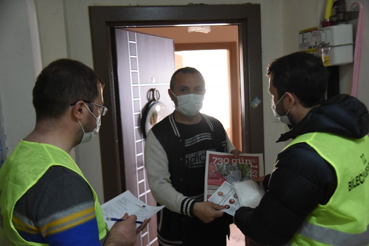Bilecik’te Kapı Kapı Gezerek 110 Bin Maske Dağıttılar