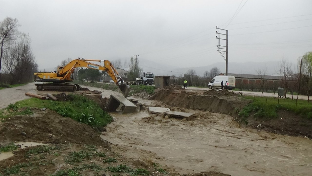 Deredeki Sular Taştı, Yollar Kapandı...bir Çok Arazi Sular Altında Kaldı