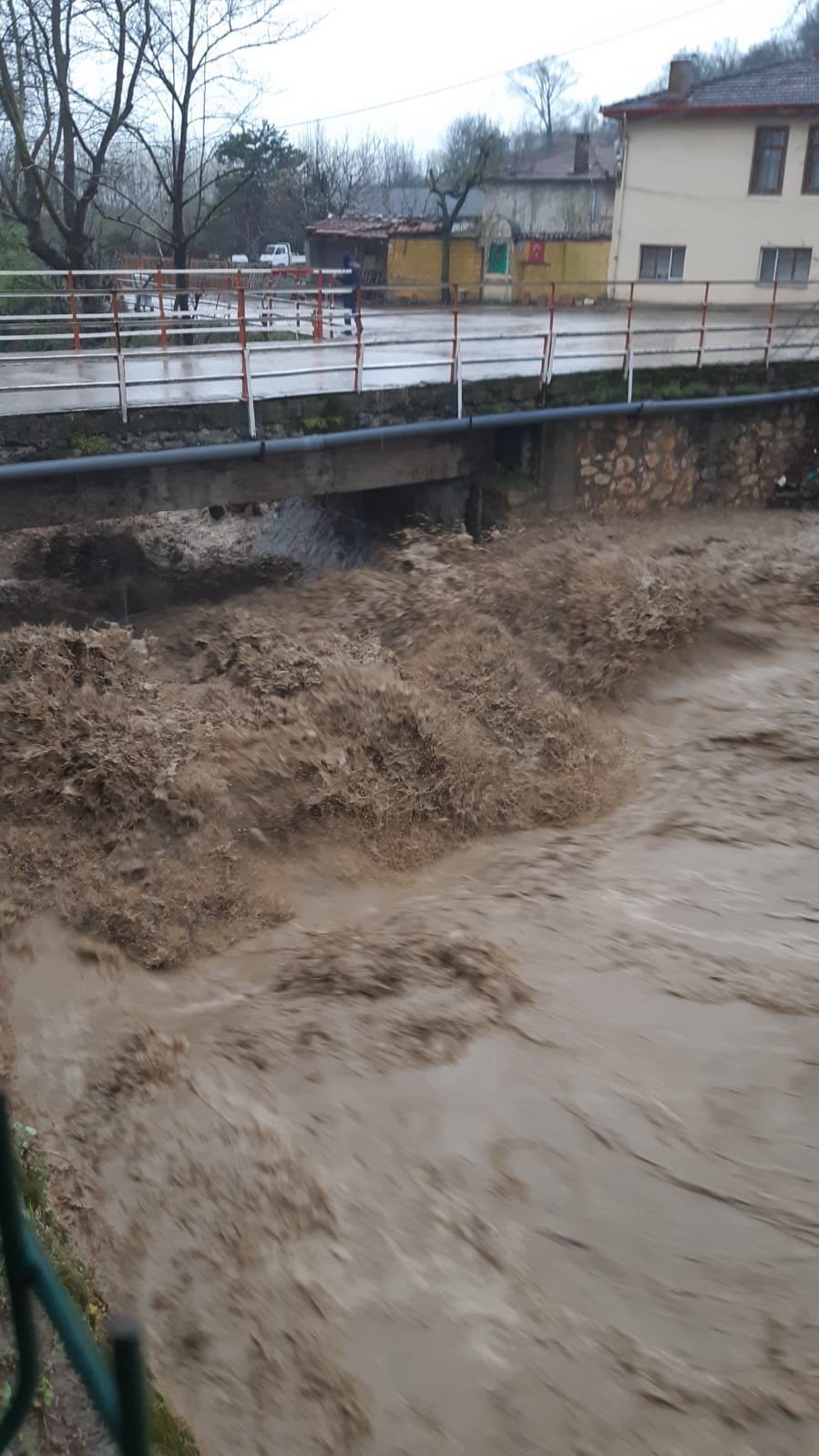Bursa’da Dereler Taşma Noktasına Geldi