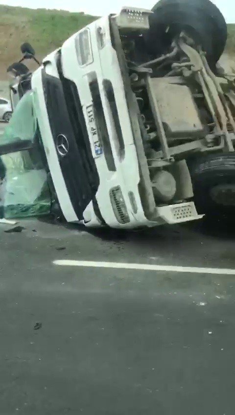 Diyarbakır’da Tır Yan Yattı: 1 Yaralı