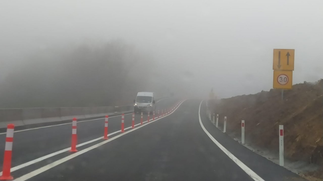 Düzce’de Yoğun Sis Görüş Mesafesini 20 Metreye Düşürdü