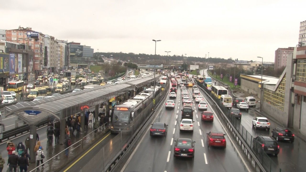 İ̇stanbul’da Kısıtlama Bitti, Trafik Yoğunluğu Yüzde 75’i Aştı