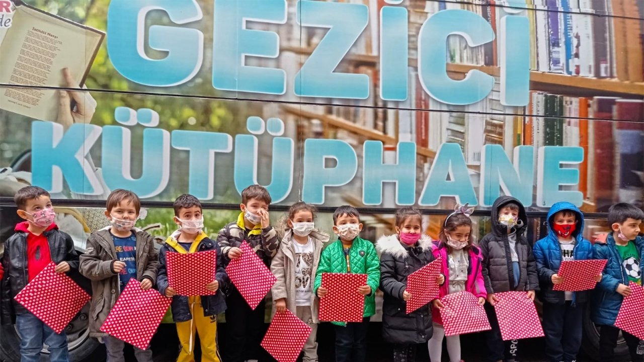 Gezici Kütüphane Miniklerle Buluştu