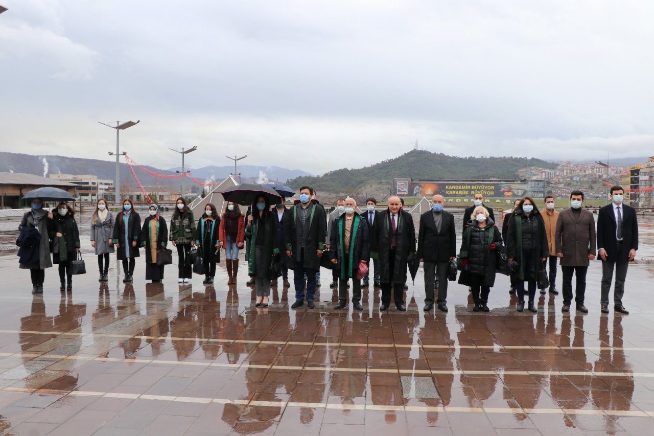 Karabük’te ‘avukatlar Günü’nde Çelenk Sunumu Yapıldı