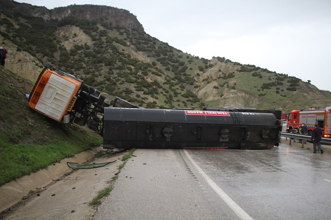 Manisa’da Zift Yüklü Tanker Yan Yattı: 1 Ölü, 1 Yaralı