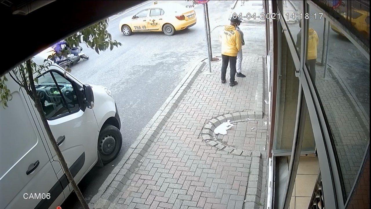 İ̇stanbul’da Feci Kaza: Motosikletli Taksinin Altına Girdi