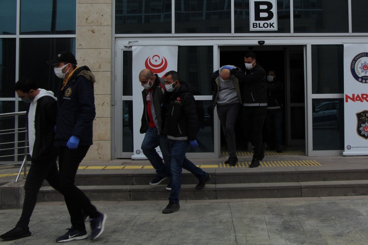 Adliyeye Sevk Edilen 20 Uyuşturucu Tacirinden 2’si Kadın 9 Kişi Tutuklandı