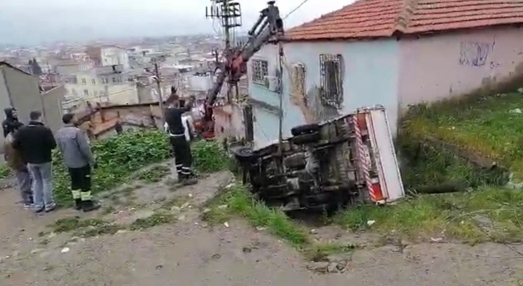 Edremit’te Kayan Kamyonet Dar Sokağa Uçtu
