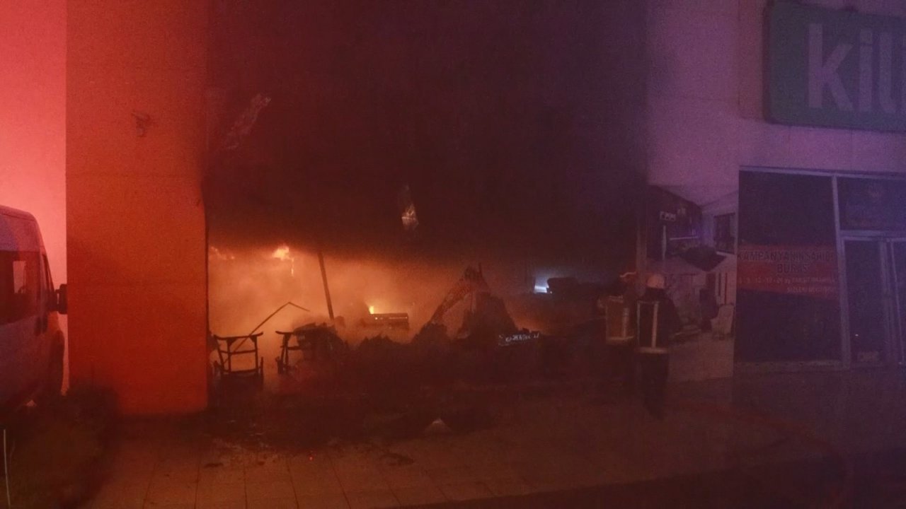 İ̇ki Katlı Mobilya Atölyesi Yandı