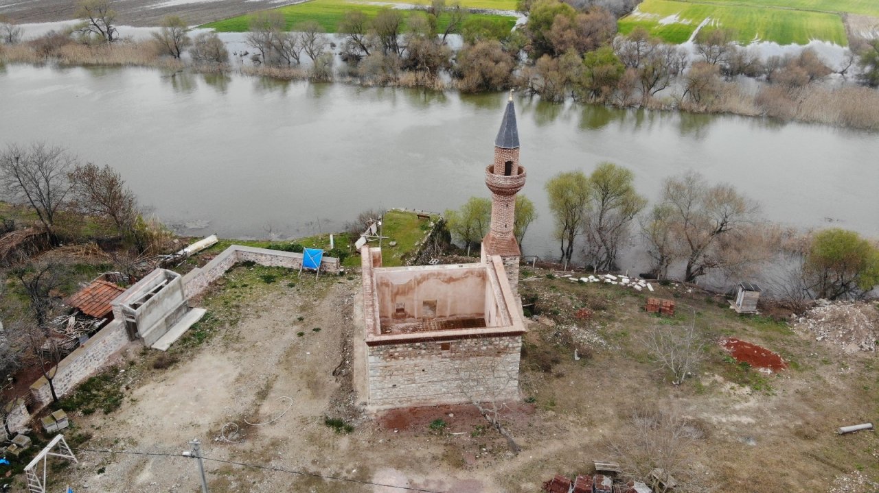 613 Yıllık Caminin Minaresi Böyle Yıkıldı...yeni Caminin Duvarı Var Çatısı Yok