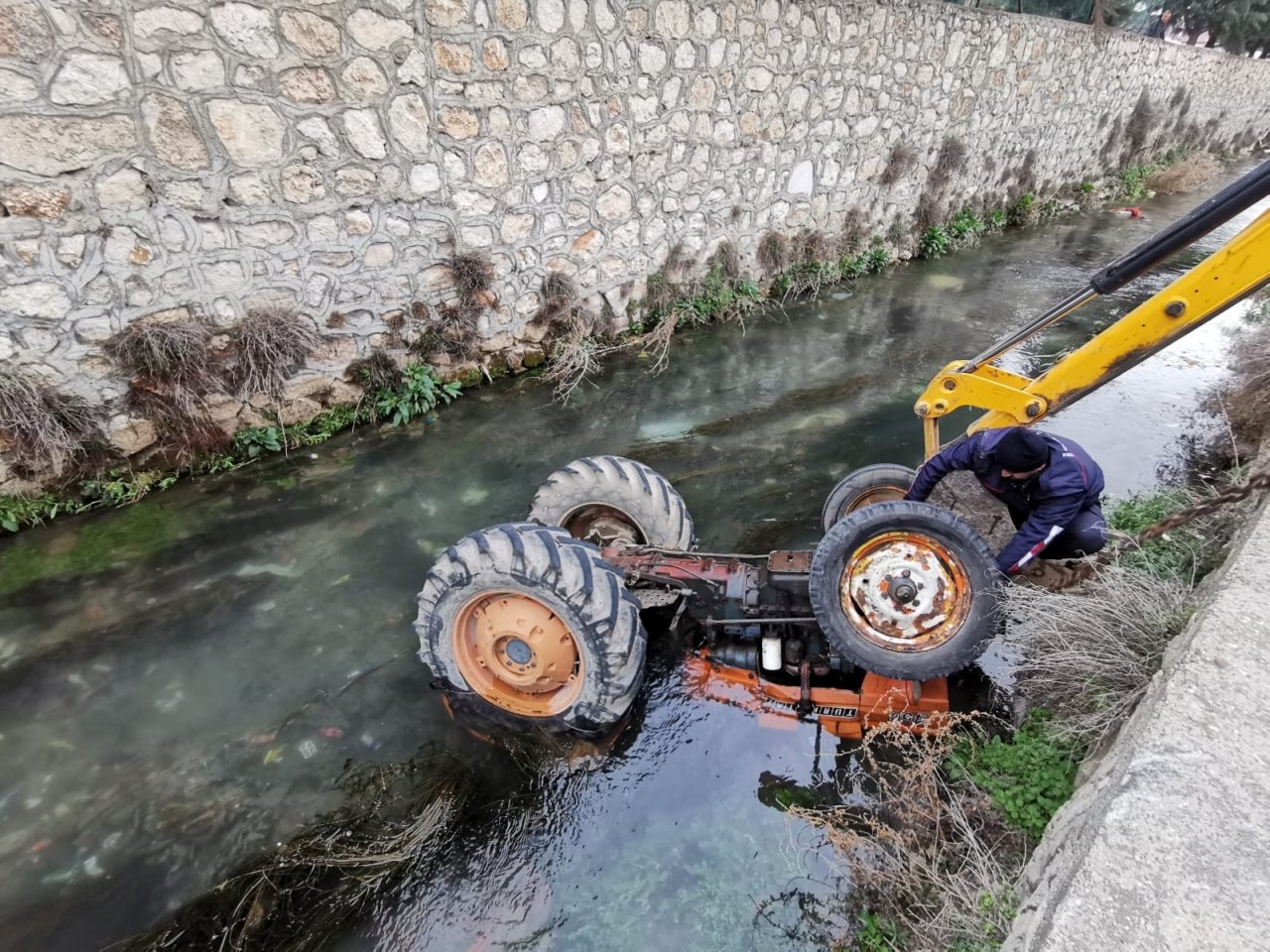 Kontrolden Çıkan Traktör Sürücüsüyle Büyük Menderes Nehri’ne Düştü