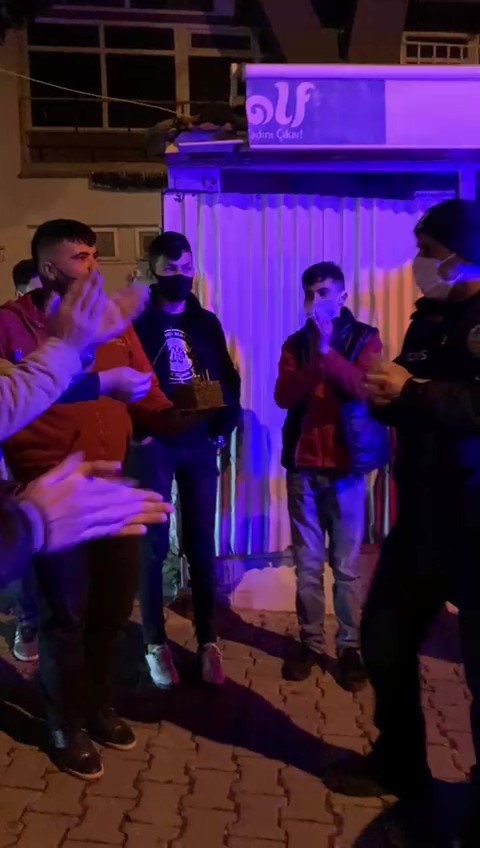 ‘mahallede Kavga Var’ Diye Çağrılan Polislere Pasta Sürprizi
