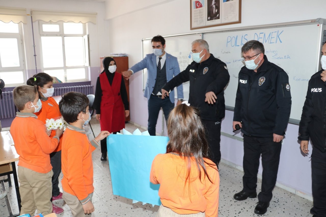 İ̇hbara Giden Polislere Öğrencilerden Sürpriz