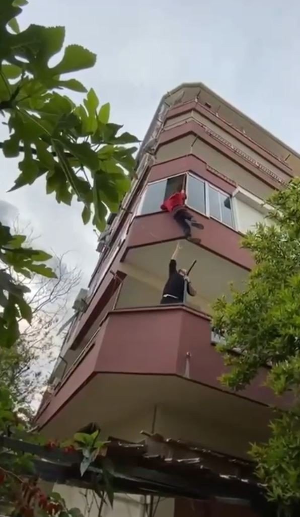 Anahtarı İçeride Unutan Gencin Tehlikeli Eve Giriş Yöntemi