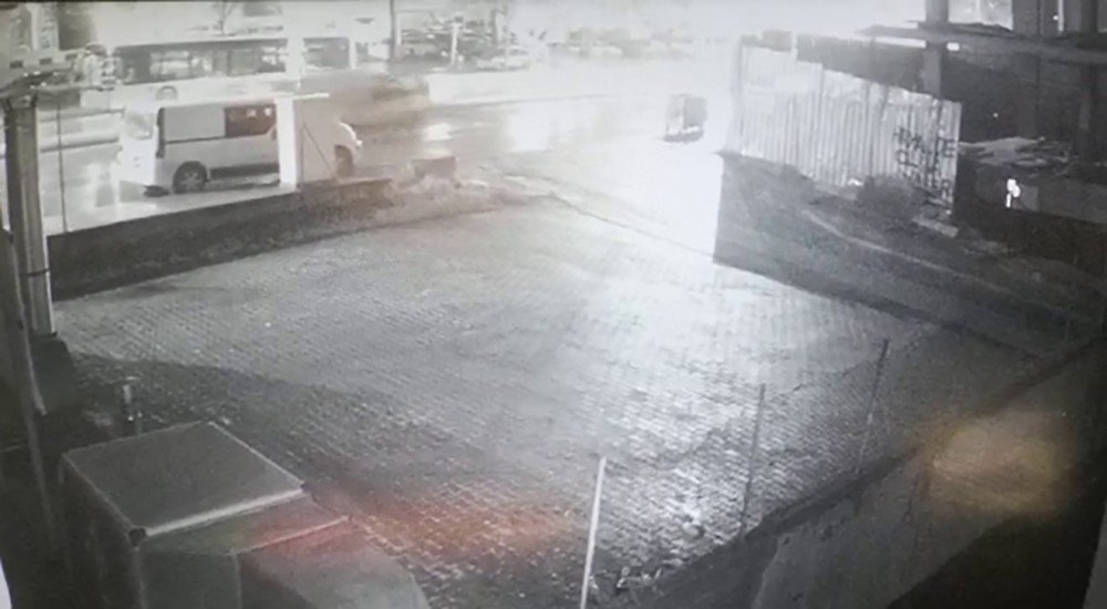 Kamyonetin Çarptığı Kadının Havaya Savrulduğu Kaza Anı Kamerada
