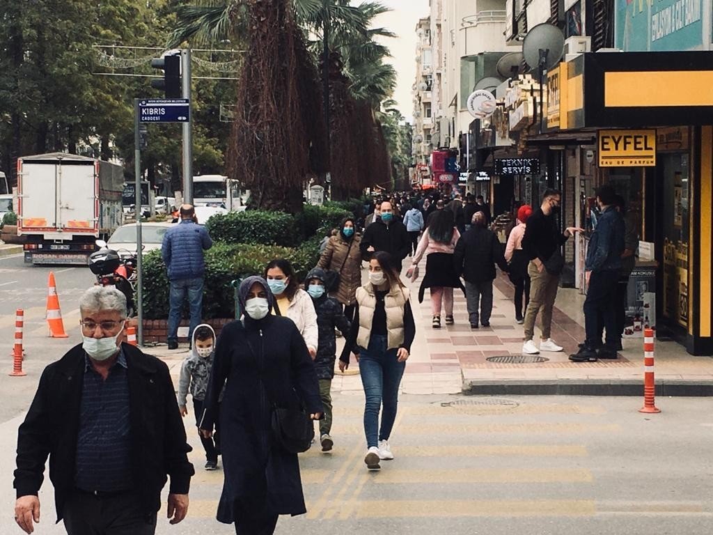 Kırmızıya Dönen Aydın’da, Sokaklardaki Kalabalık Dikkat Çekiyor